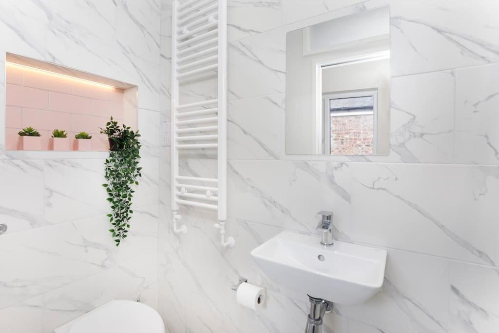 The Milton - Stylish Terraced Villa York Bagian luar foto