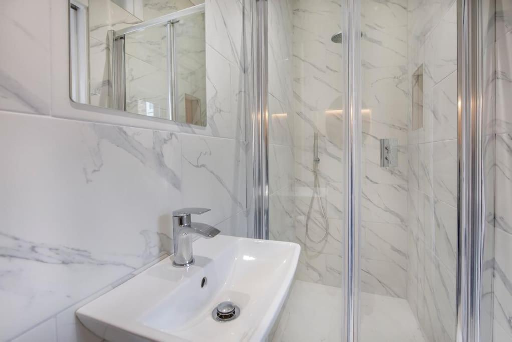 The Milton - Stylish Terraced Villa York Bagian luar foto