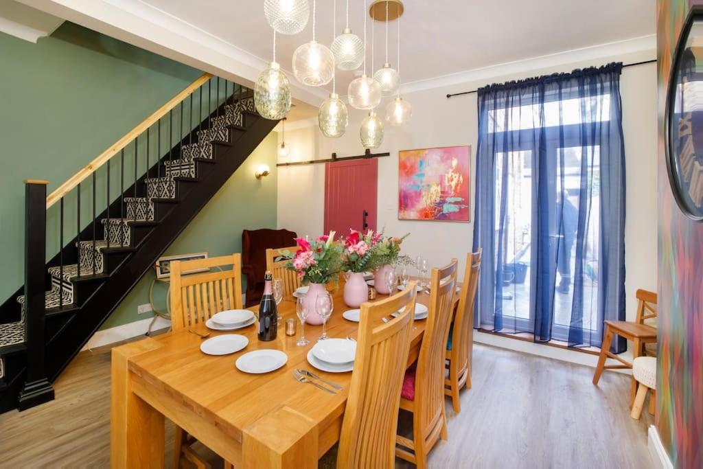 The Milton - Stylish Terraced Villa York Bagian luar foto